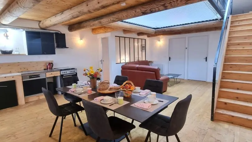 1er étage : pièce à vivre avec cuisine ouverte sur l'espace repas & le salon.