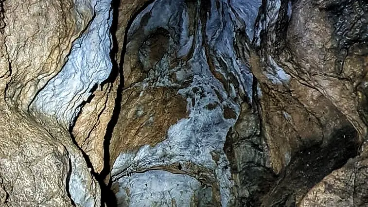 Grandes galeries horizontales au coeur de la montagne... avec Ecrins Spéléo Canyon