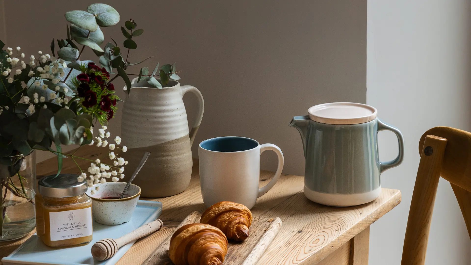 Bureau dans une chambre avec un petit-déjeuner dessus