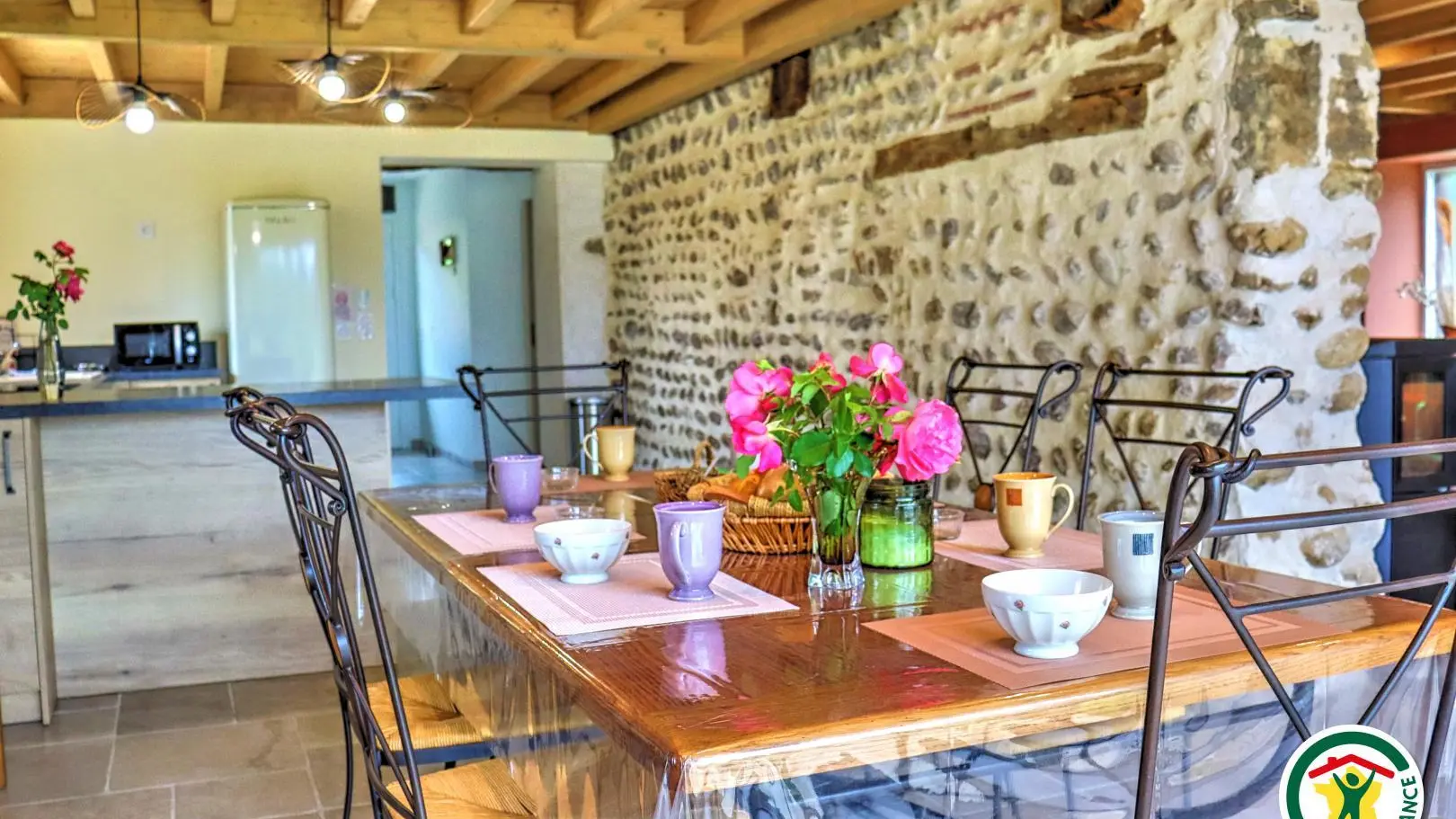Salle à manger ouverte sur la cuisine, le salon et la terrasse extérieure
