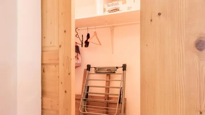 Cellier de l'entrée avec rangements