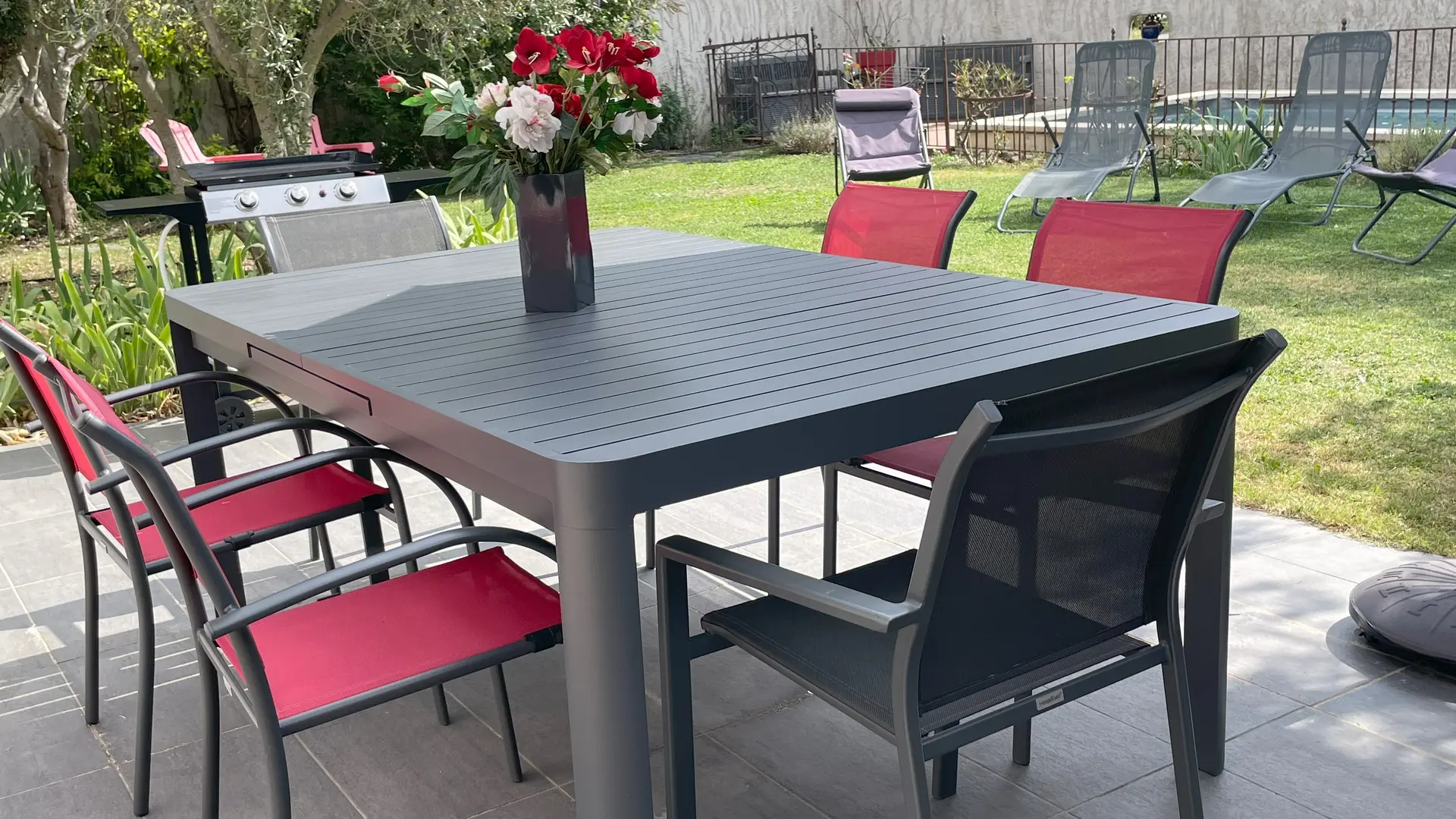 A l'ombre des oliviers_L'Isle-sur-la-Sorgue salon de jardin sur terrasse