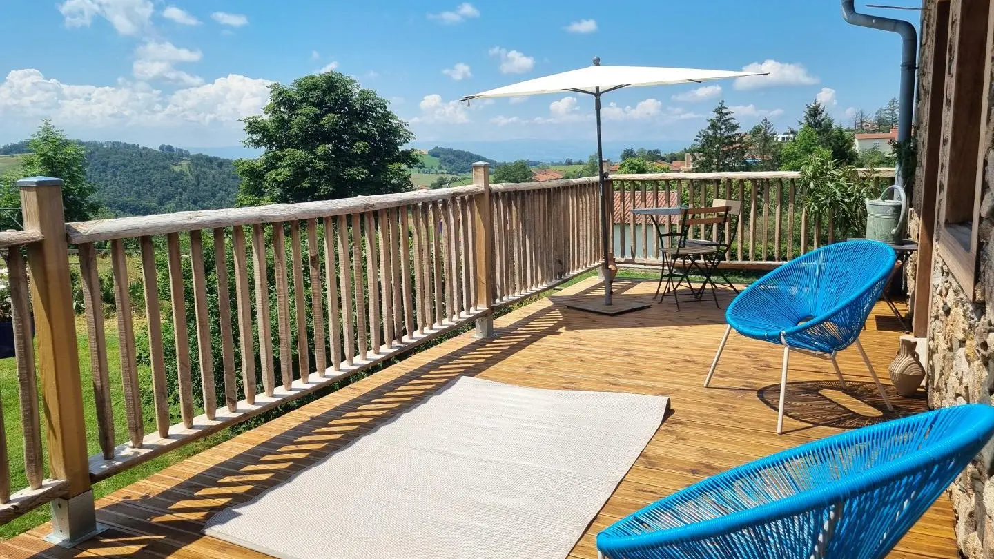 Terrasse en bois de 30m² avec vue panoramique sur la campagne et le village.