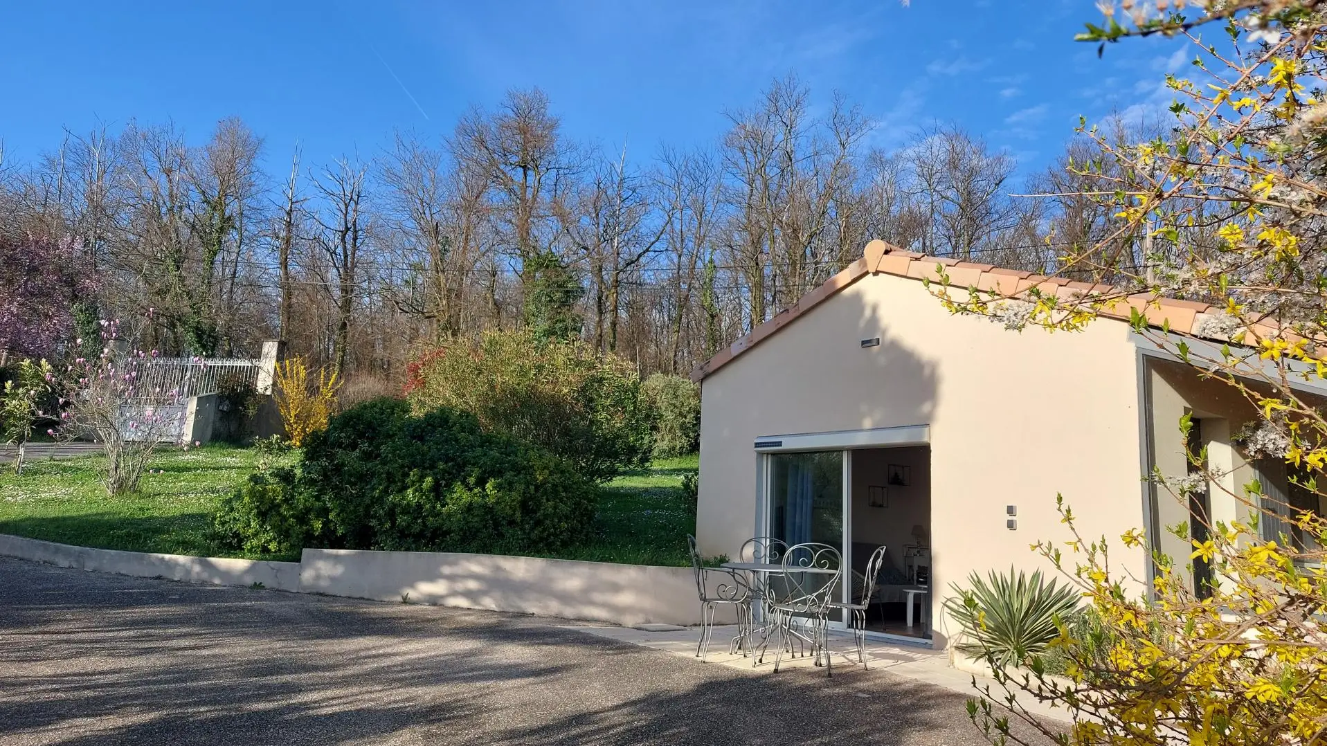 Entrée privative au gîte et vue sur terrasse exposition ouest