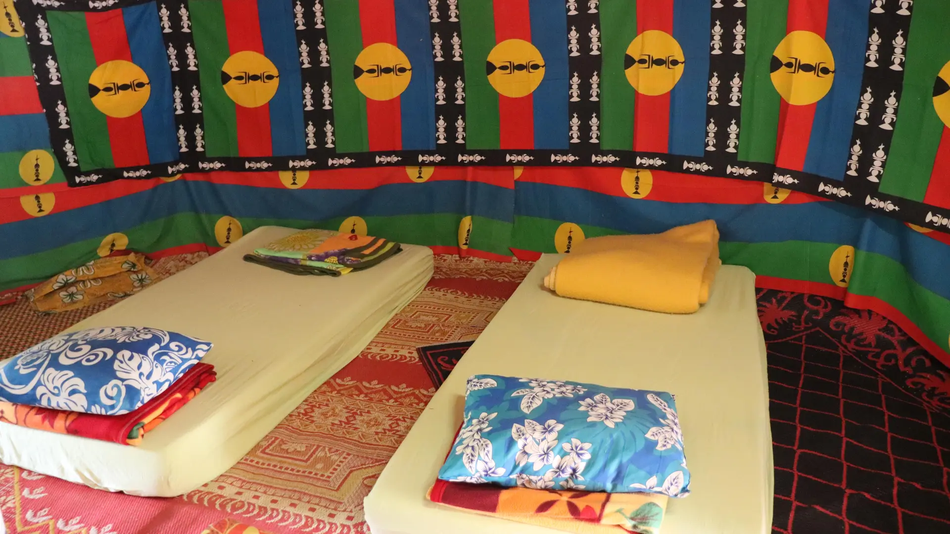 matelas au sol, case intérieur, Oasis de Wayaat, Hyehen