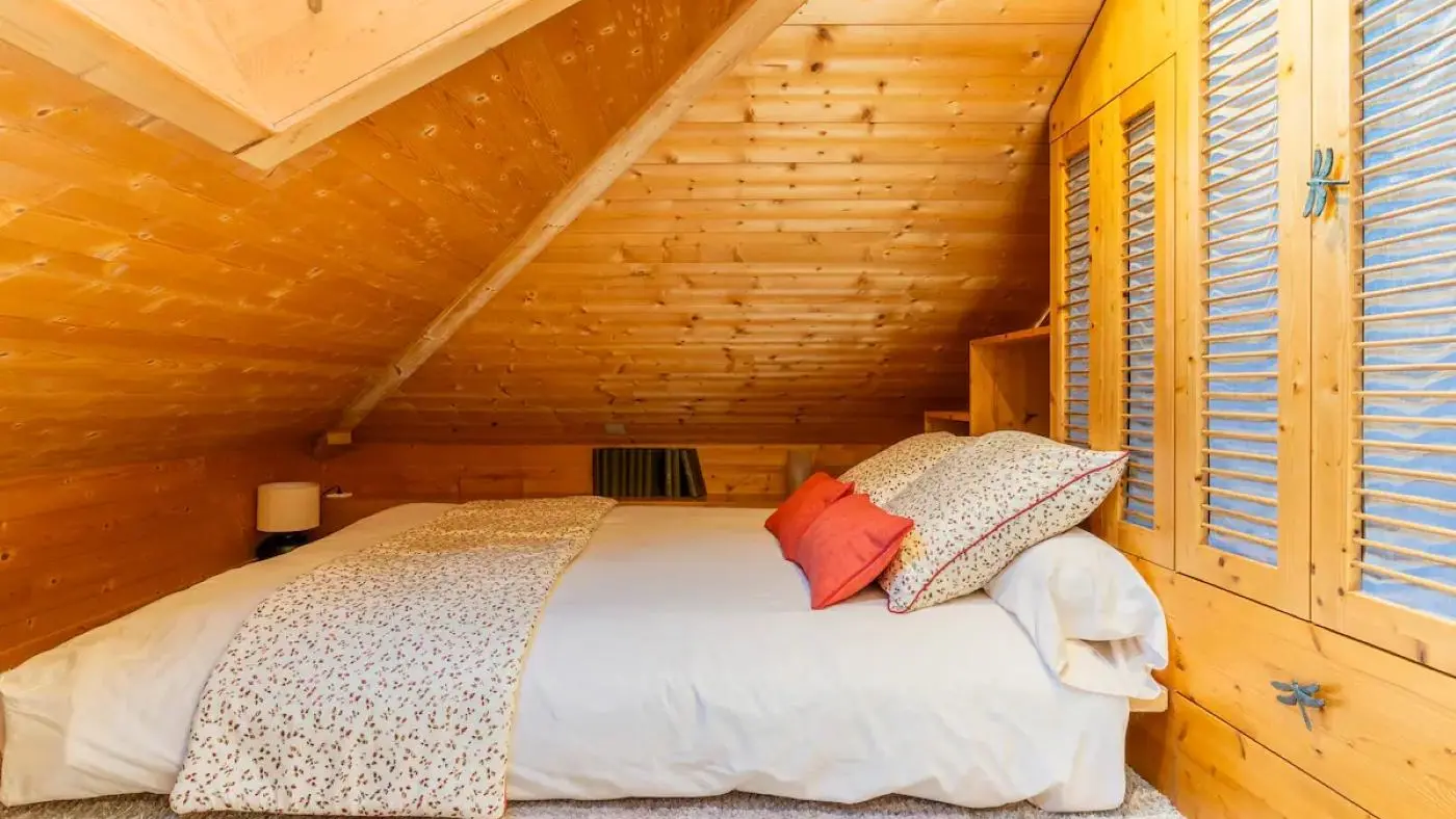 Lit double en 140X190cm à gauche de l'escalier