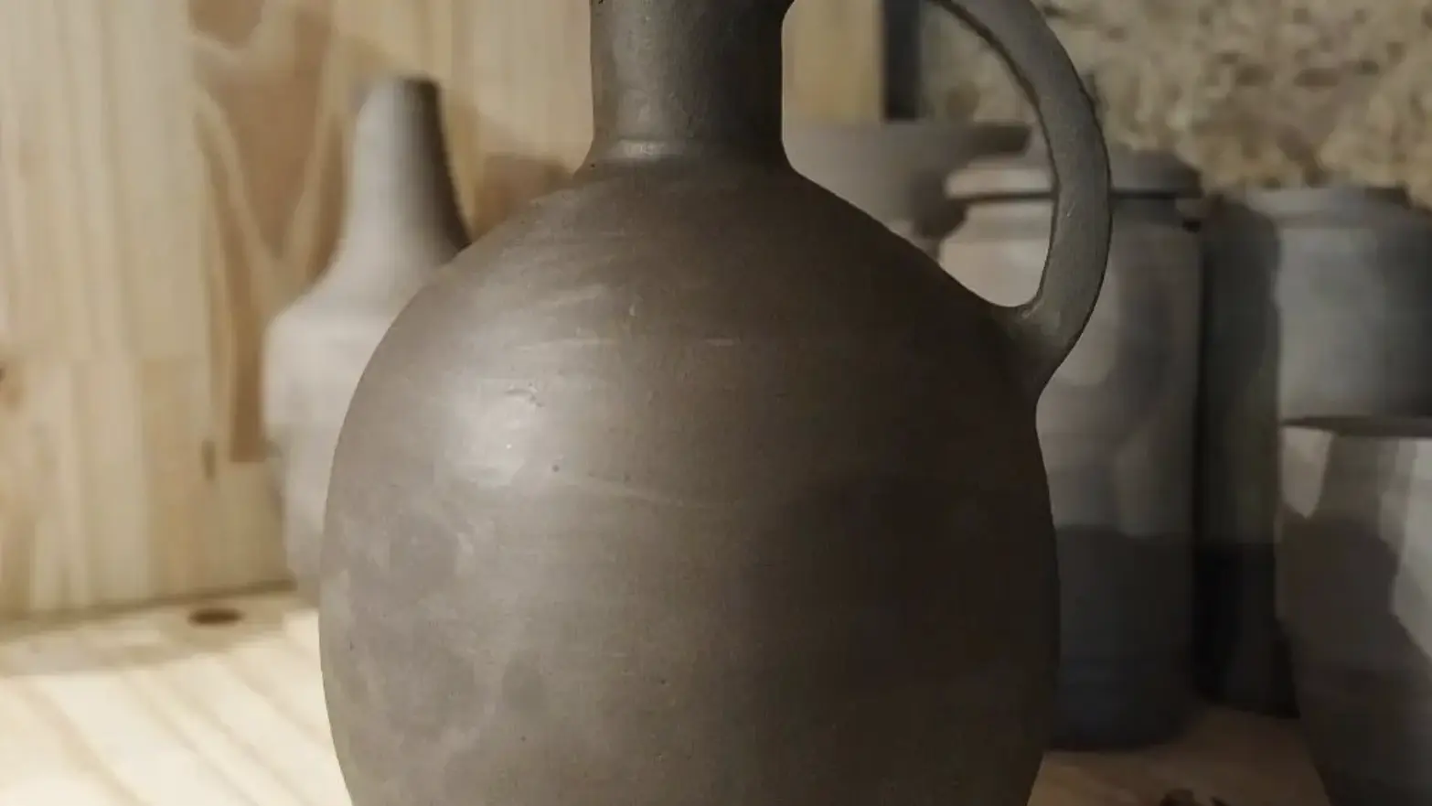 Bouteille terre crue -  Benjamin Artese, céramiste à Cuers