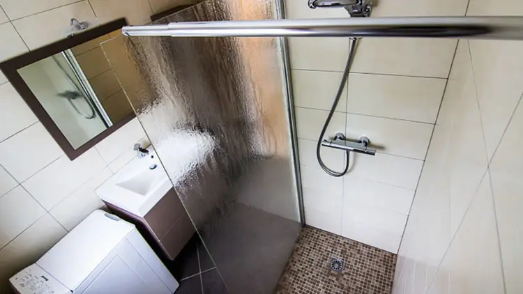 Salle d'eau : vasque sur meuble, douche à l'italienne, lave-linge.