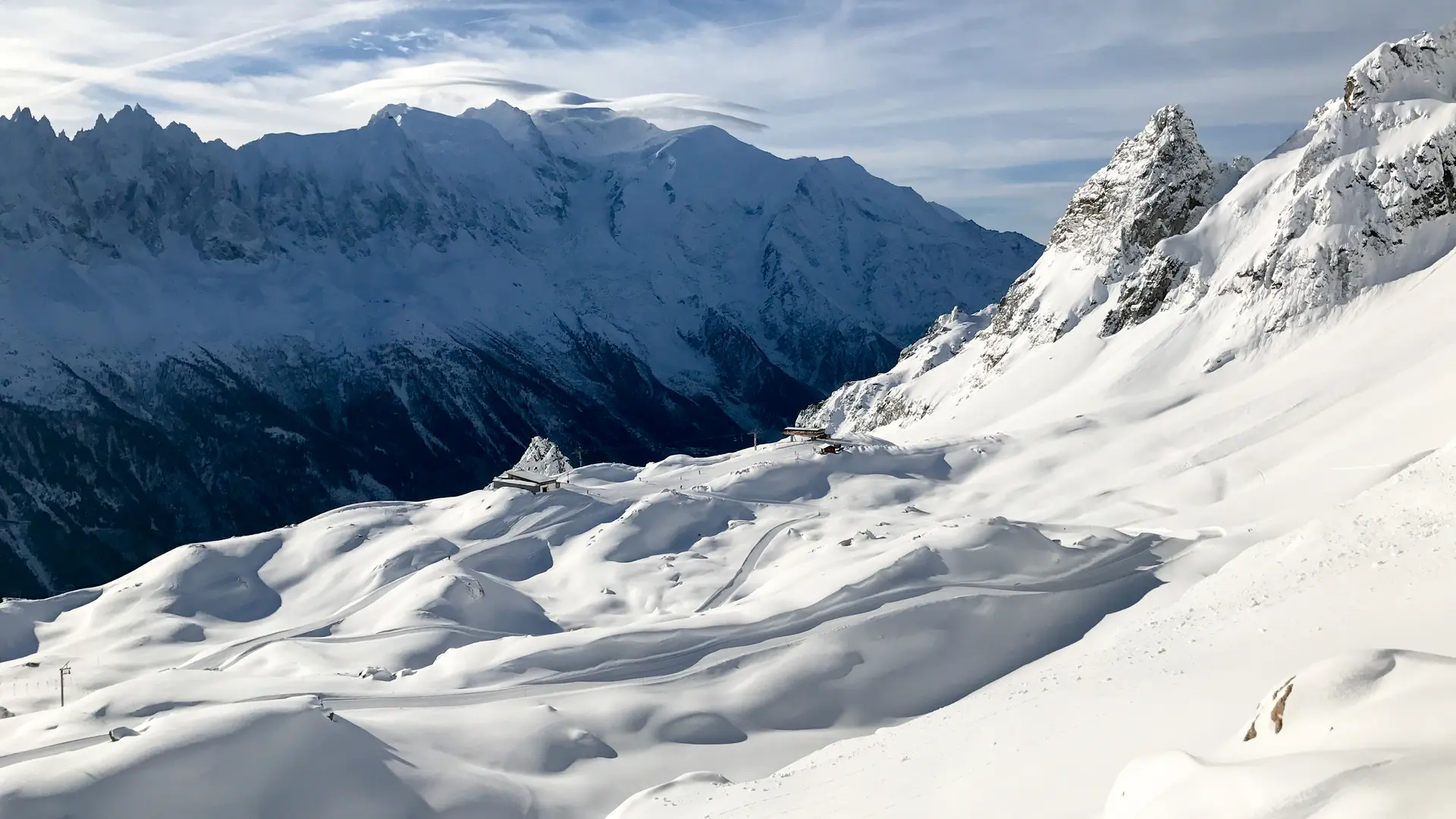 Pistes de ski en poudreuse avec vue Mont Blanc