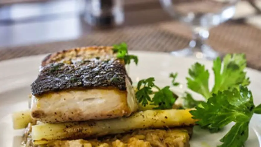 B2 Restaurant_Fontaine-de-Vaucluse assiette de poisson