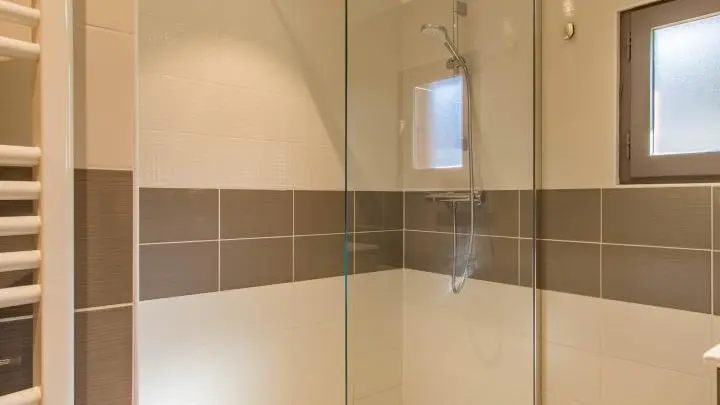 Salle d'eau attenante à la chambre avec douche à l'italienne