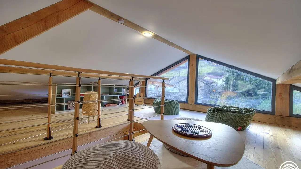 Cette mezzanine est située au 1er étage. Attention à vos têtes...