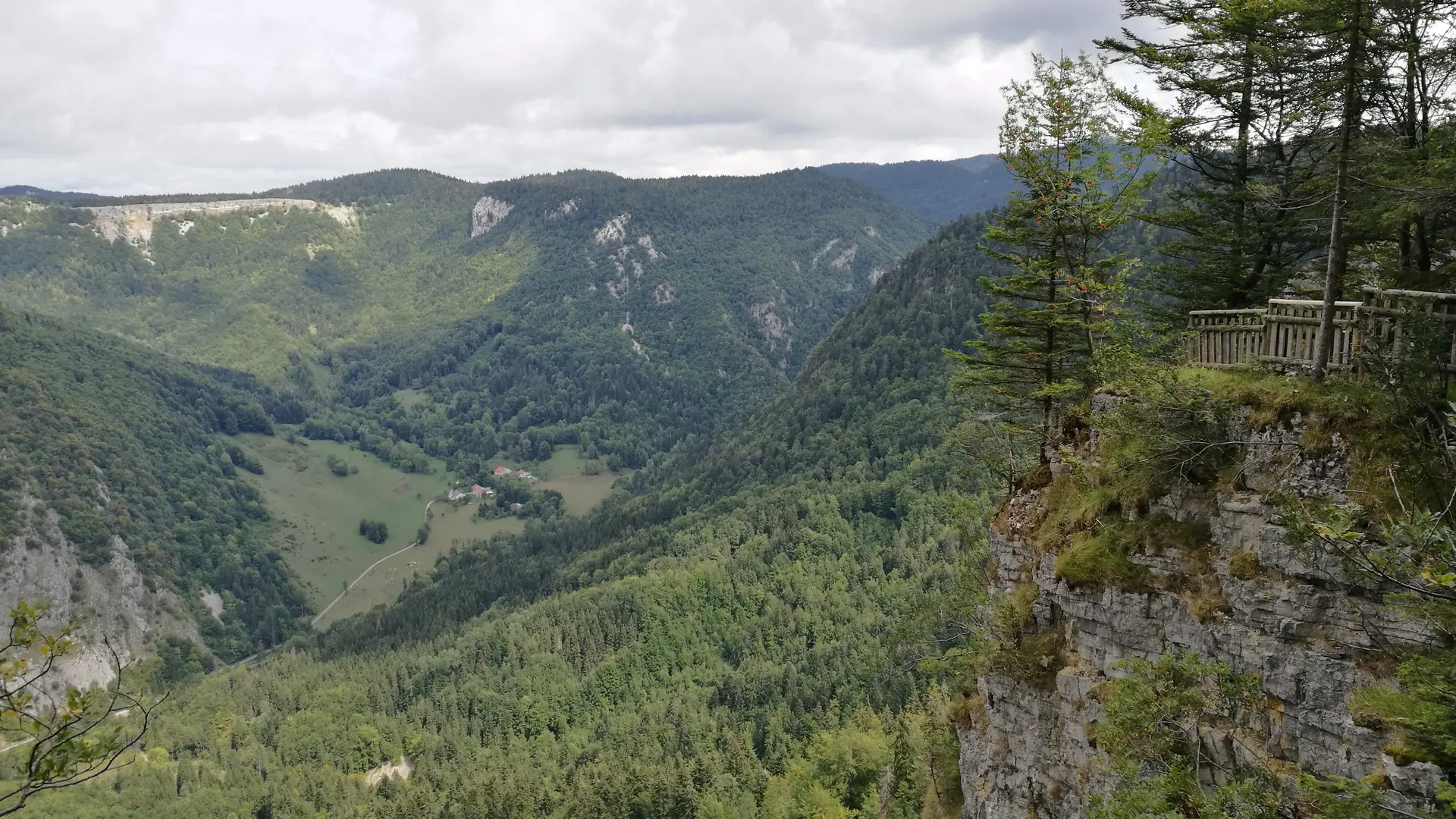 Site de la Roche Fauconnière à Giron