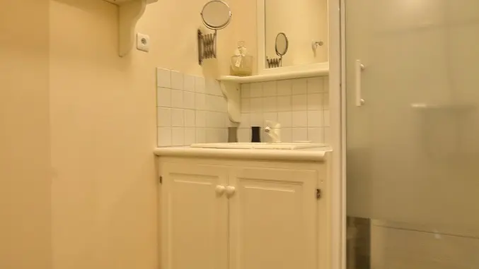 Salle d'eau à l'étage du gîte : Le ver à soie