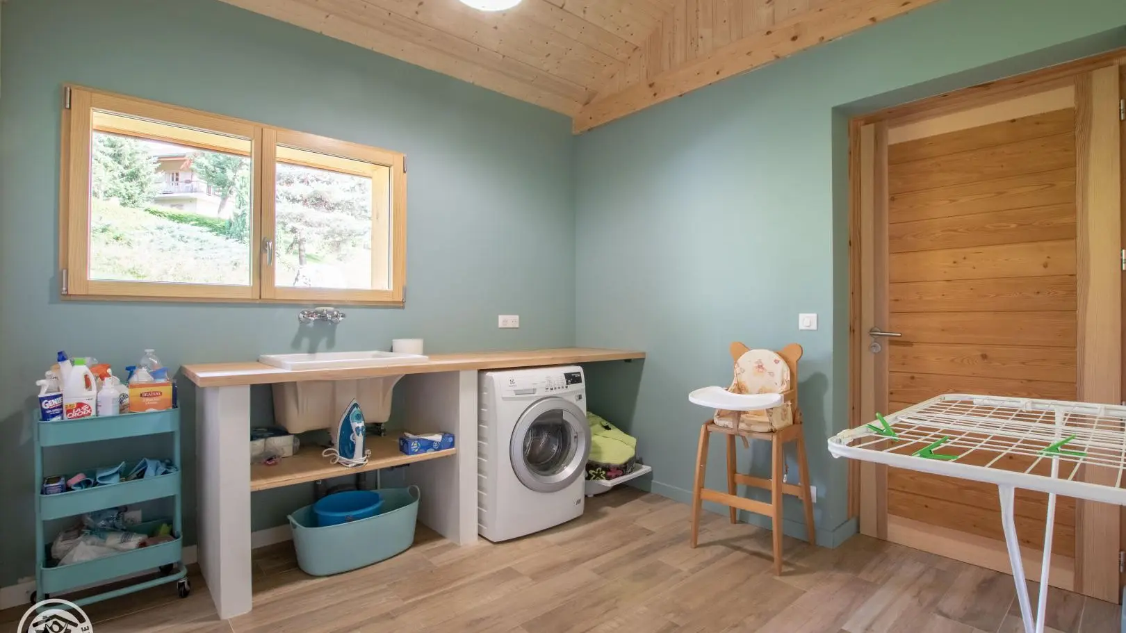 La grande buanderie du chalet, avec accès vers l'extérieur.