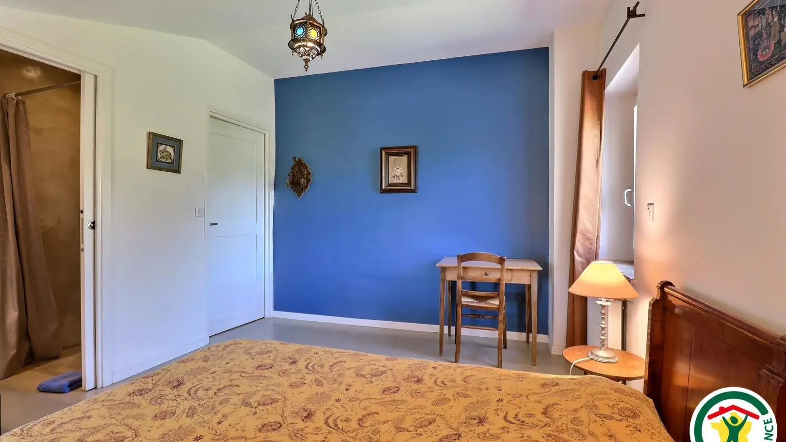 Chambre INDE avec un lit double (1x140x190), salle d'eau dans la chambre et wc sur le palier