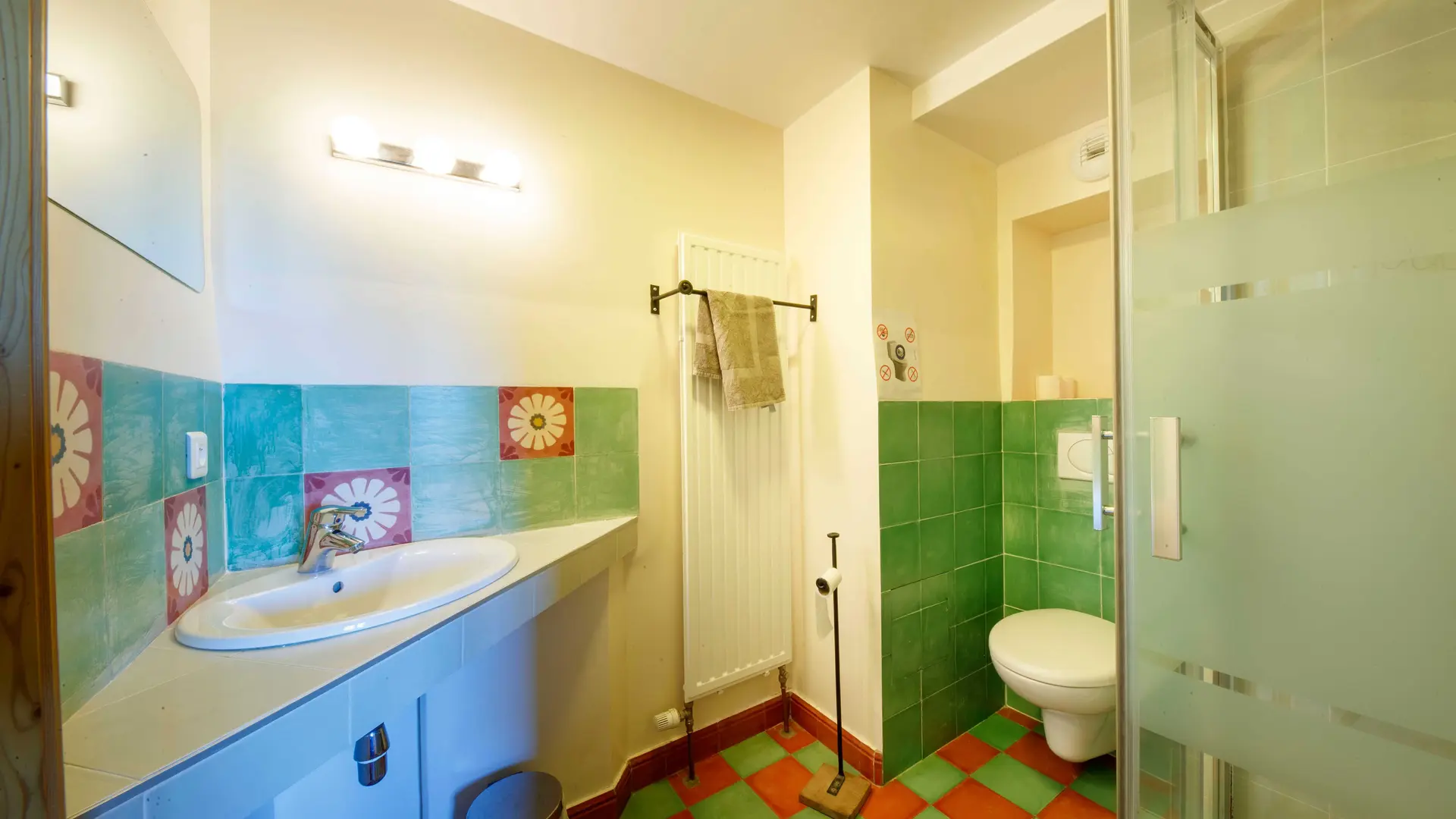 Salle de bains Chambre printemps Ecogite de Villeplane dans la réserve naturelle des gorges de Daluis - Gîte d'Etape et de Groupe Alpes-Maritimes