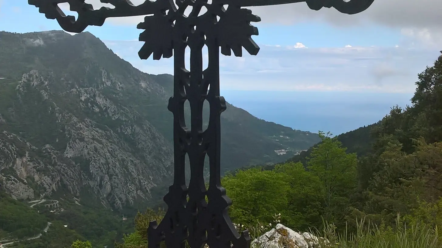 Croix sur les ruines de l'ancien village