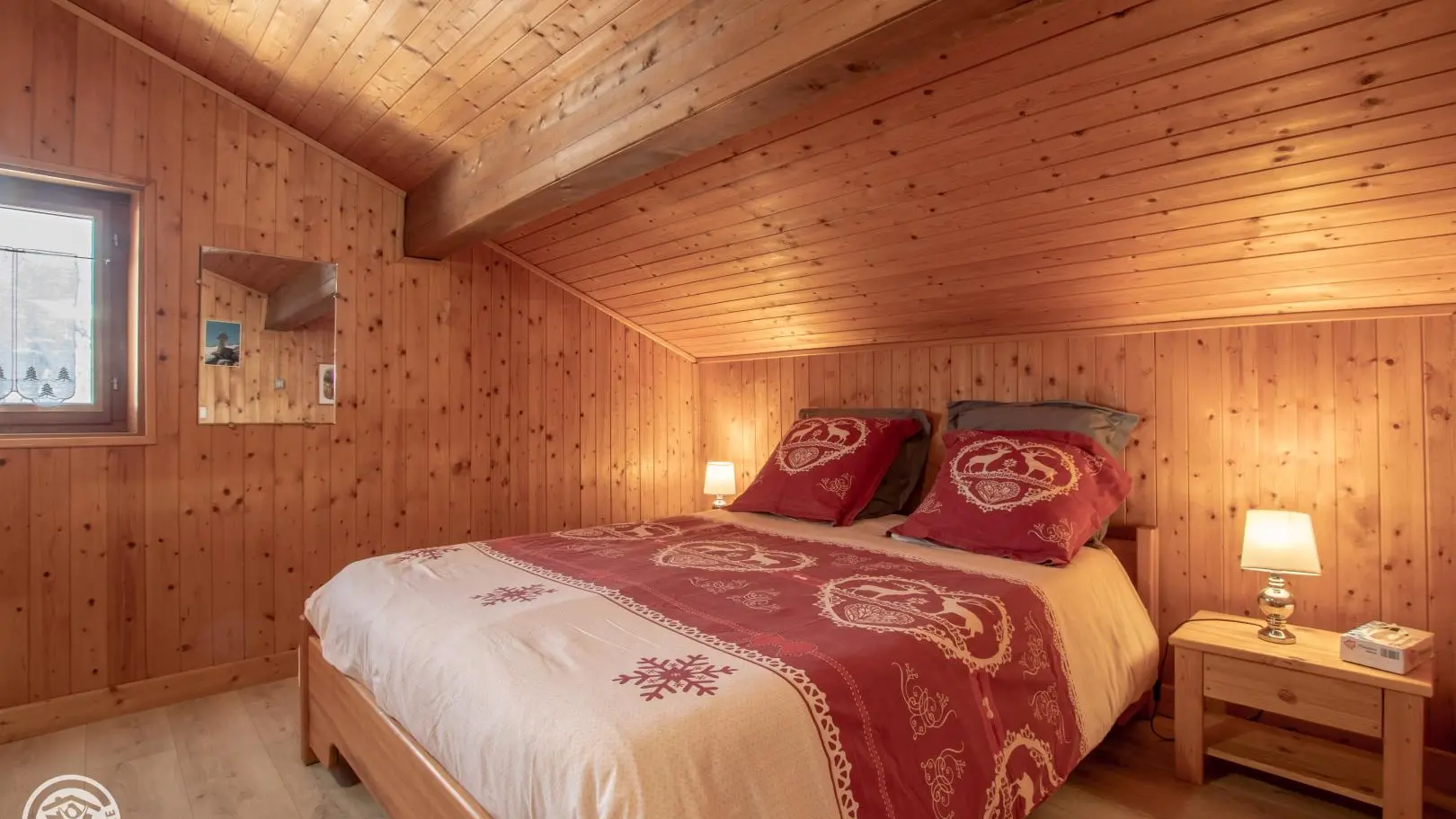 A l'étage, chambre avec 1 lit 2 personnes.