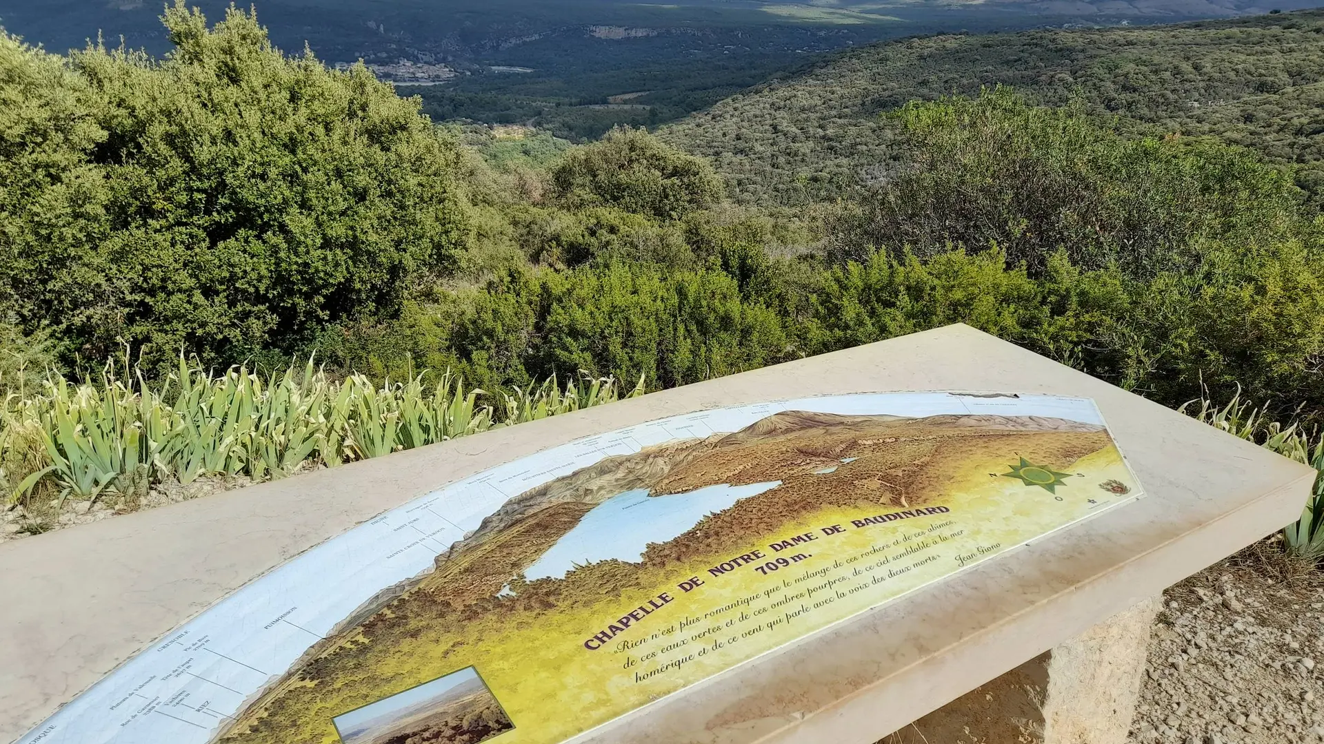 Panorama et table d'orientation décrivant les collines environnantes
