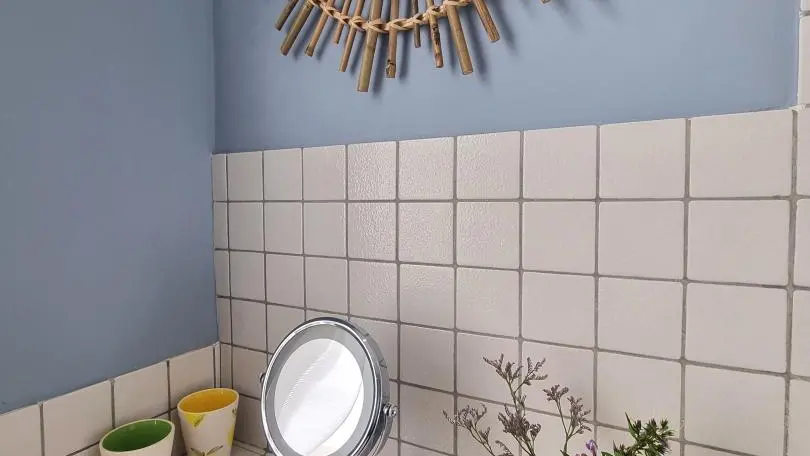 Salle de bains : baignoire avec pare-douche - lavabo & WC.
