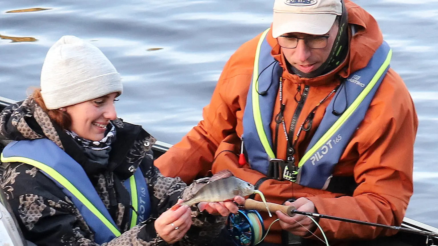 Pêche à la mouche des carnassiers en Bass-Boat prise d'une perche.