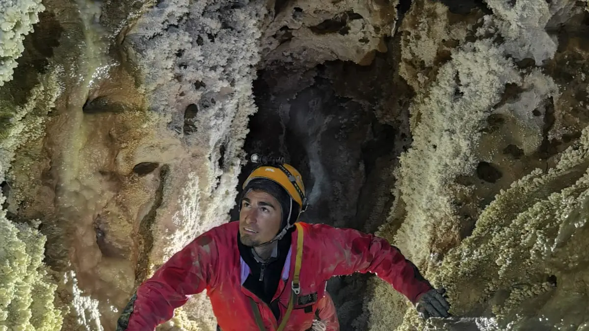 Un voyage au cœur du monde souterrain. Spéléologie avec  Ecrins Spéléo Canyon