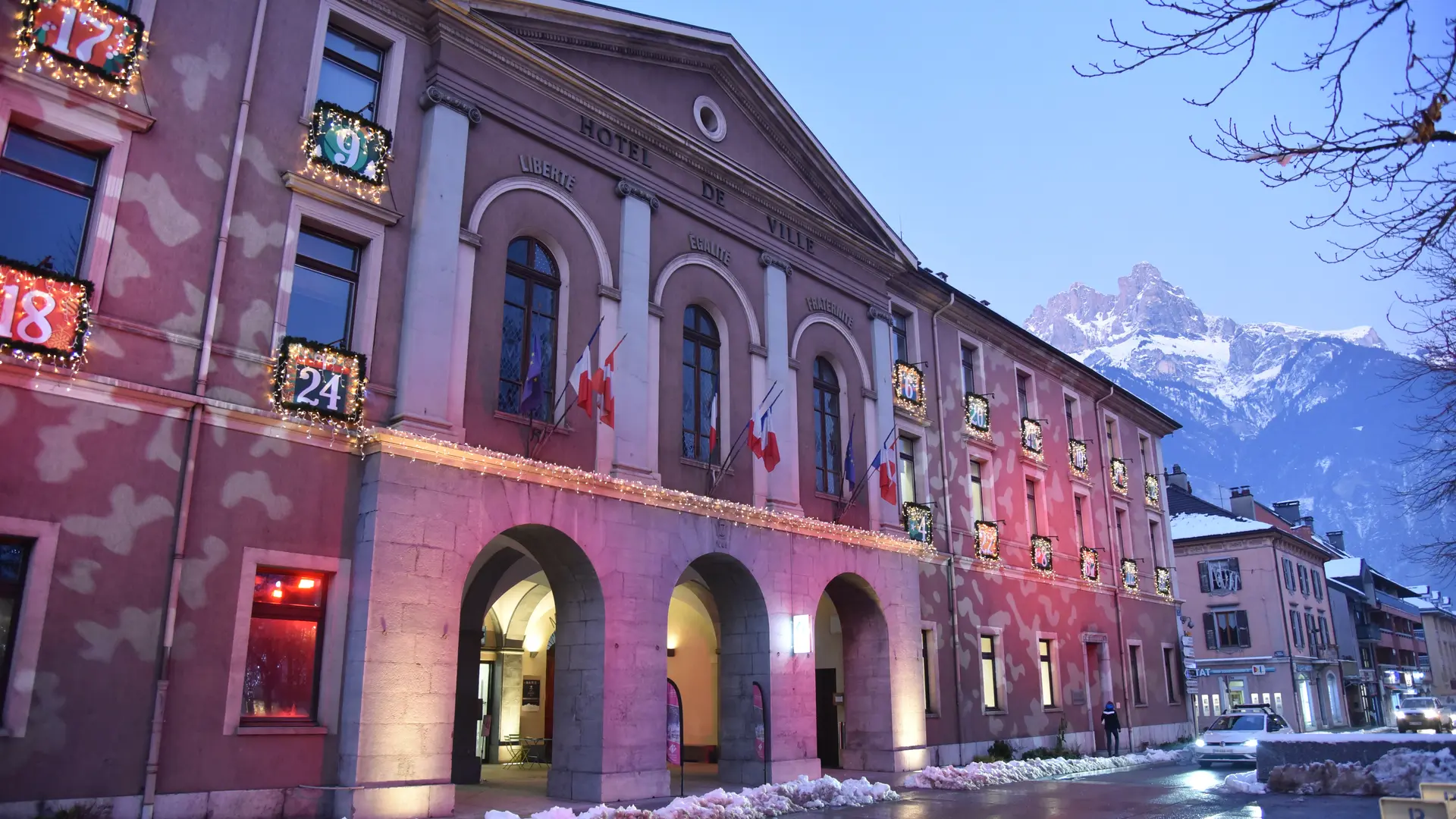 Vue sur l'Hôtel de ville de nuit