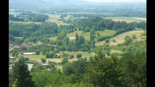 Une vue depuis le Mont Myon ...et le plan d'eau de Chevignat  .