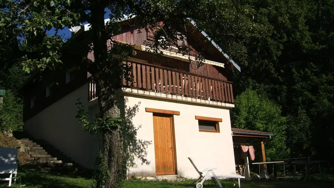 Façade sud avec terrasse face aux prairies et à la montagne