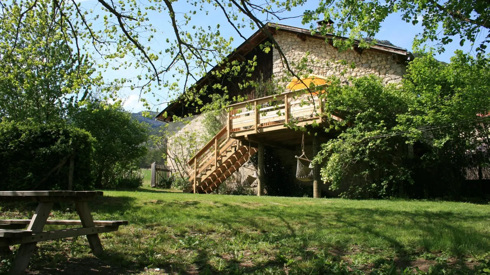 Le jardin privatif clôturé. Une terrasse plein Sud et une table à l'ombre du tilleul pour les chaudes journées d'été.