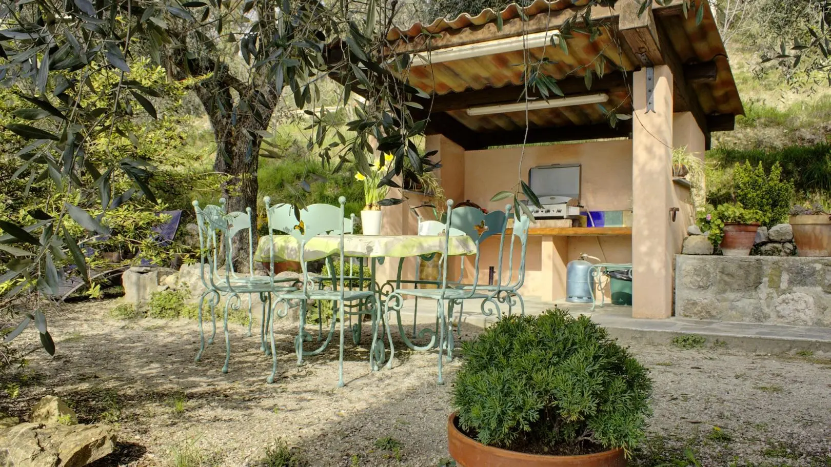 Terrasse et plancha Gîte la Maison Blanche à Blausasc Gîtes de France Côte d'Azur Alpes-Maritimes