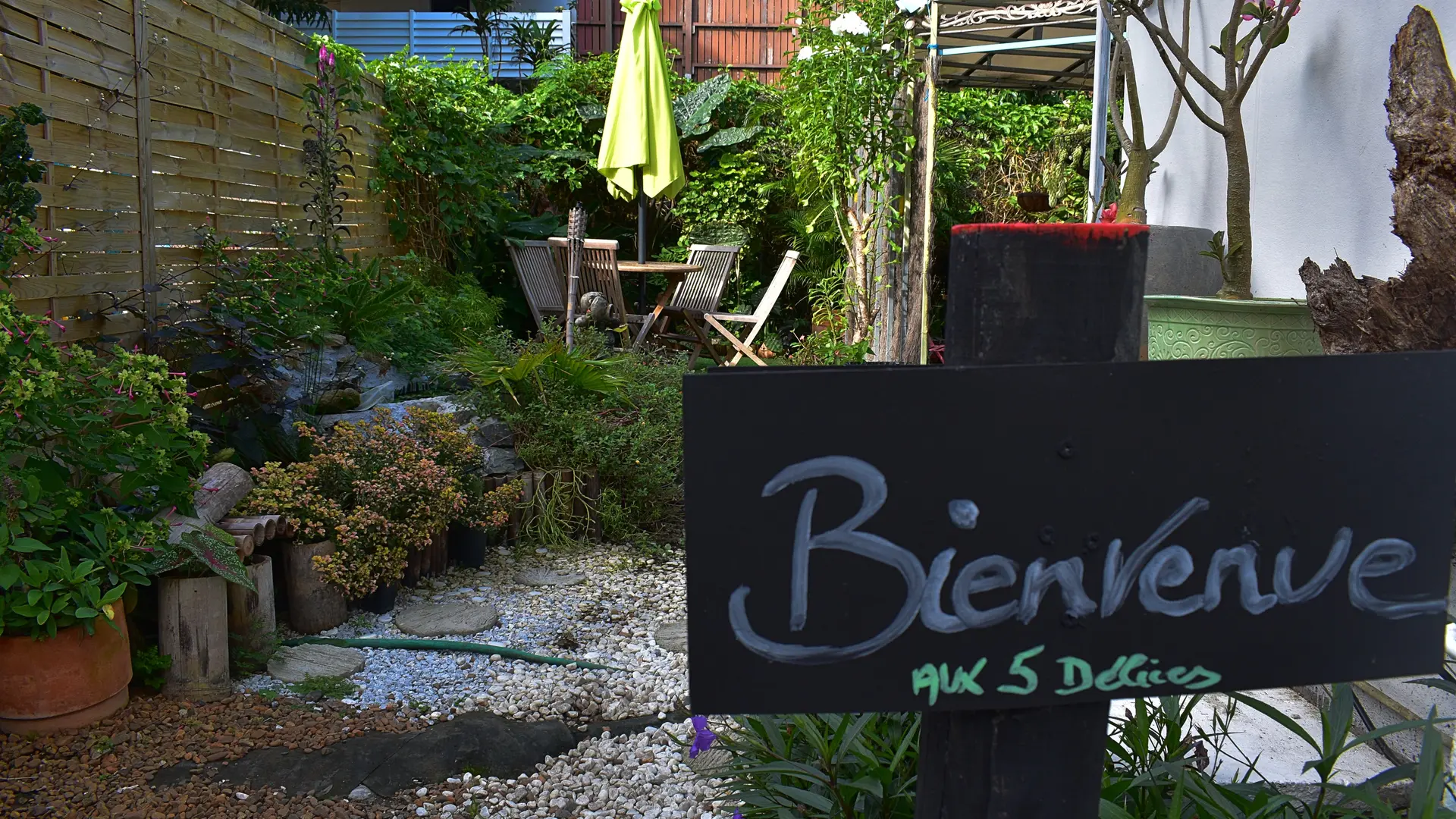 Entrée du jardin du restaurant