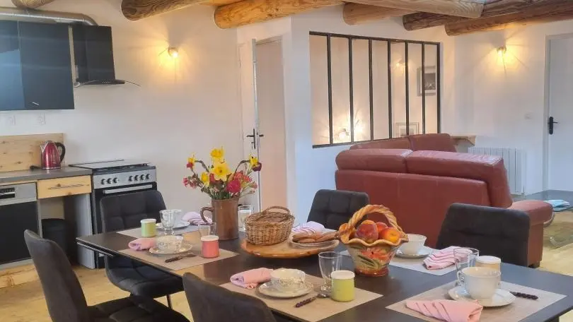 1er étage : pièce à vivre avec cuisine ouverte sur l'espace repas & le salon.