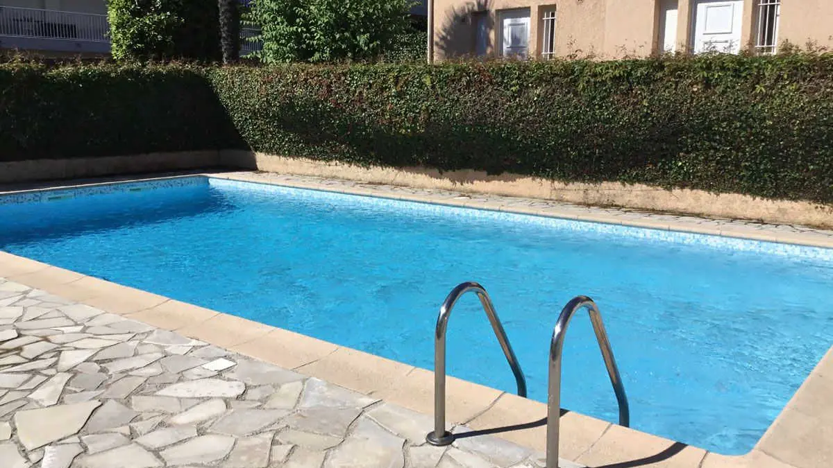 Piscine commune Gîte La Riviera 1 - Antibes/Juan les Pins - Gîtes de France Alpes-Maritimes