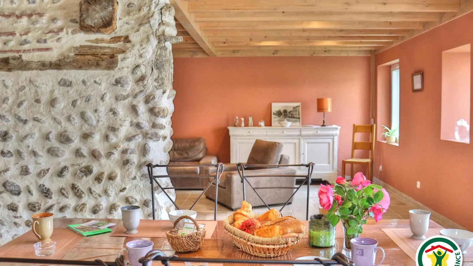 Salle à manger ouverte sur la cuisine, le salon et la terrasse extérieure