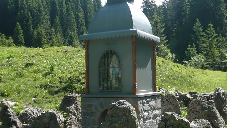 Une statue à l’emplacement de la source