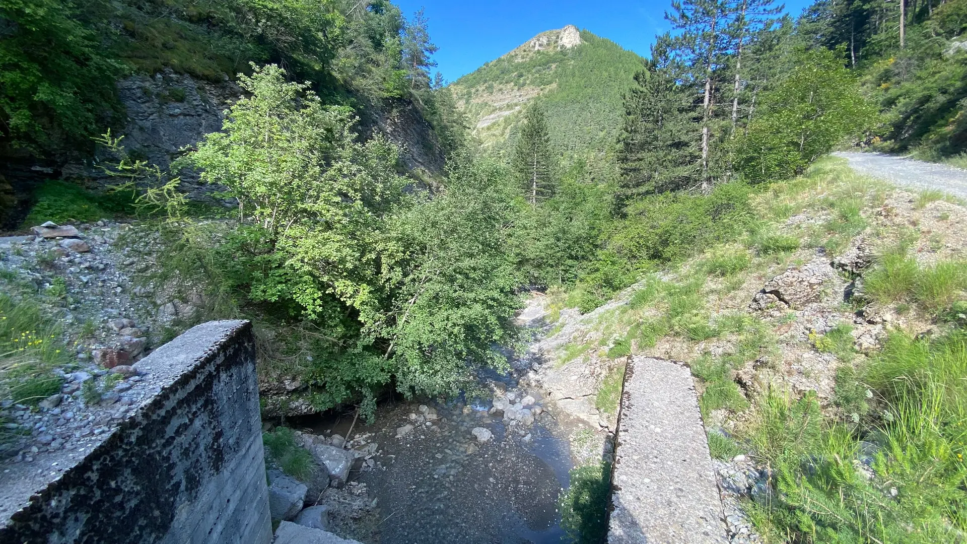 Portion sur piste, le long du ruisseau