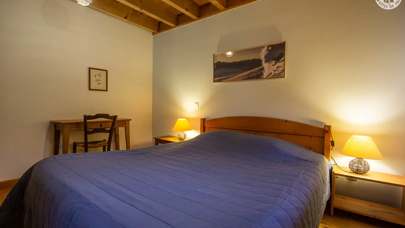 Chambre La Fontaine des Oiseaux, à l'étage. Sanitaires privatifs et accès au balcon