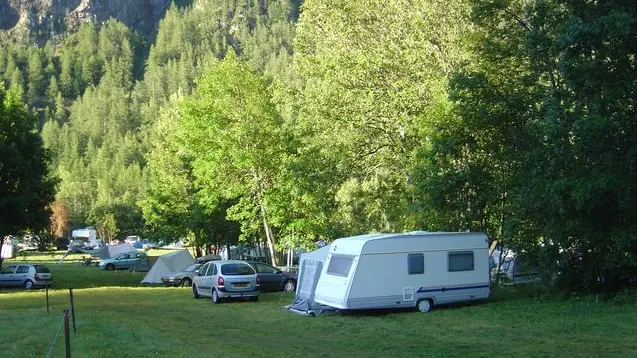 Le Gravelotte : un camping dans la prairie à l'ombre des arbres - La Grave