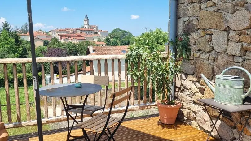 Terrasse en bois de 30m² avec vue panoramique sur la campagne et le village.