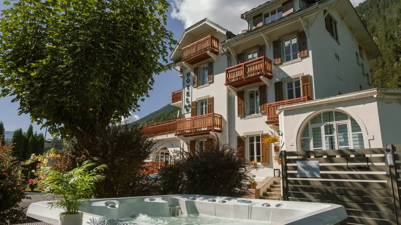 Bâtiment de l'hôtel depuis le jardin