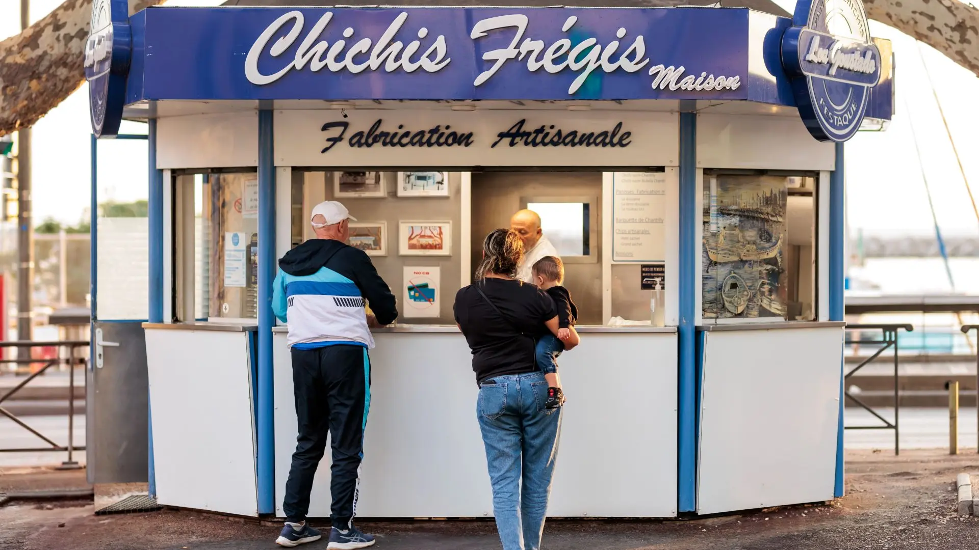 clients devant la barque