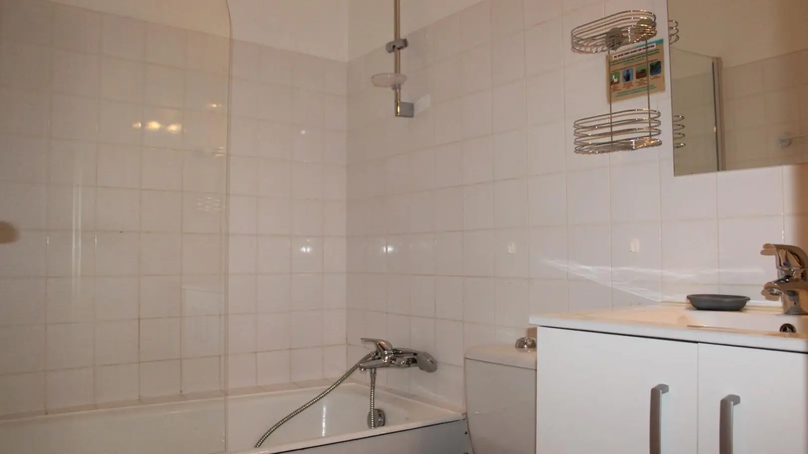 L'Escaou Très-Salle de bains Chambre 2 lits jumeaux-Coursegoules-Gîtes de France Alpes Maritimes