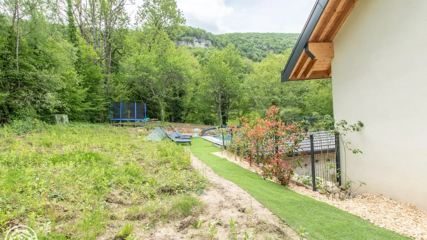 Accès piscine (aménagements paysagers en cours)