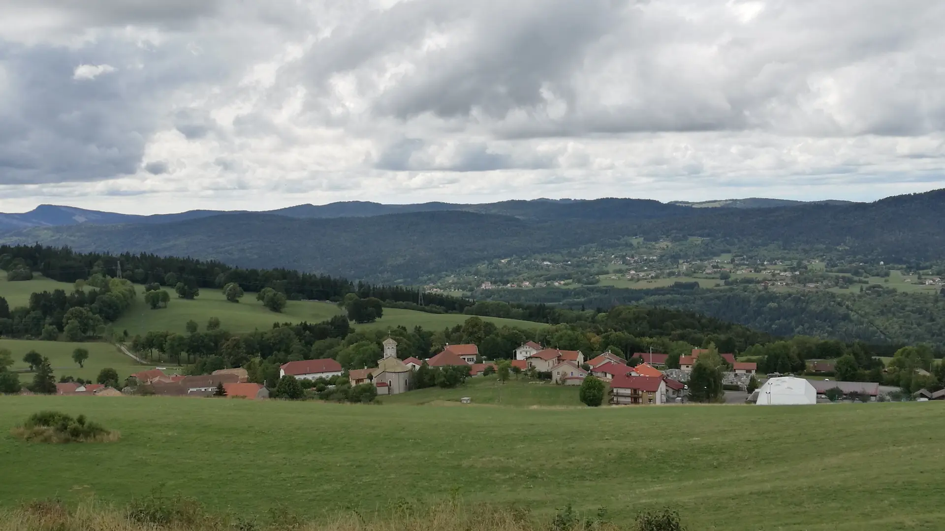 Vue sur le village de Giron
