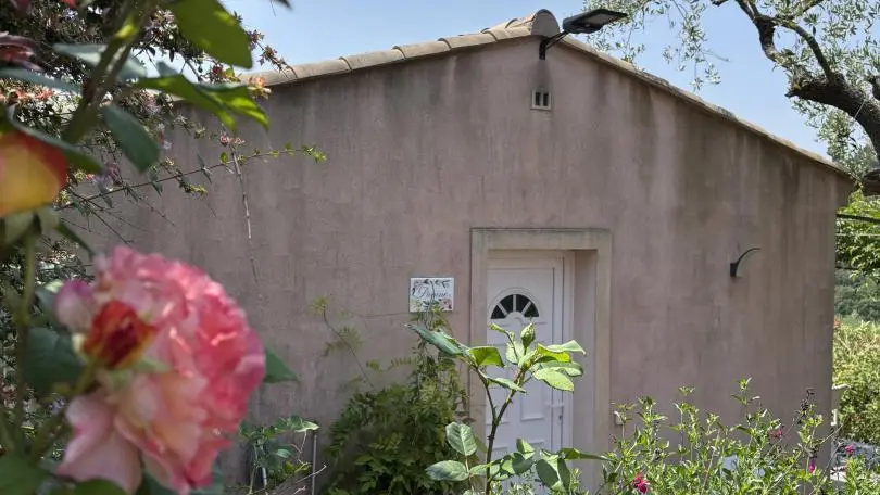 Gîte Mas de la Galinette Pivoine-Entrée et barbecue-Biot-Gîtes de France Alpes-Maritimes