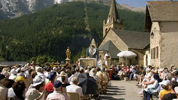 Durant la messe en plein air à l'occasion de la Fête des Guides