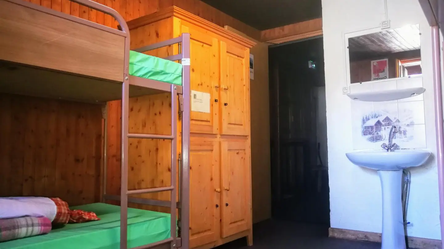 Dortoir de 4 lits avec penderie et armoire. Au premier étage avec vue sur le sommet de la Verte et le sommet des Drus.