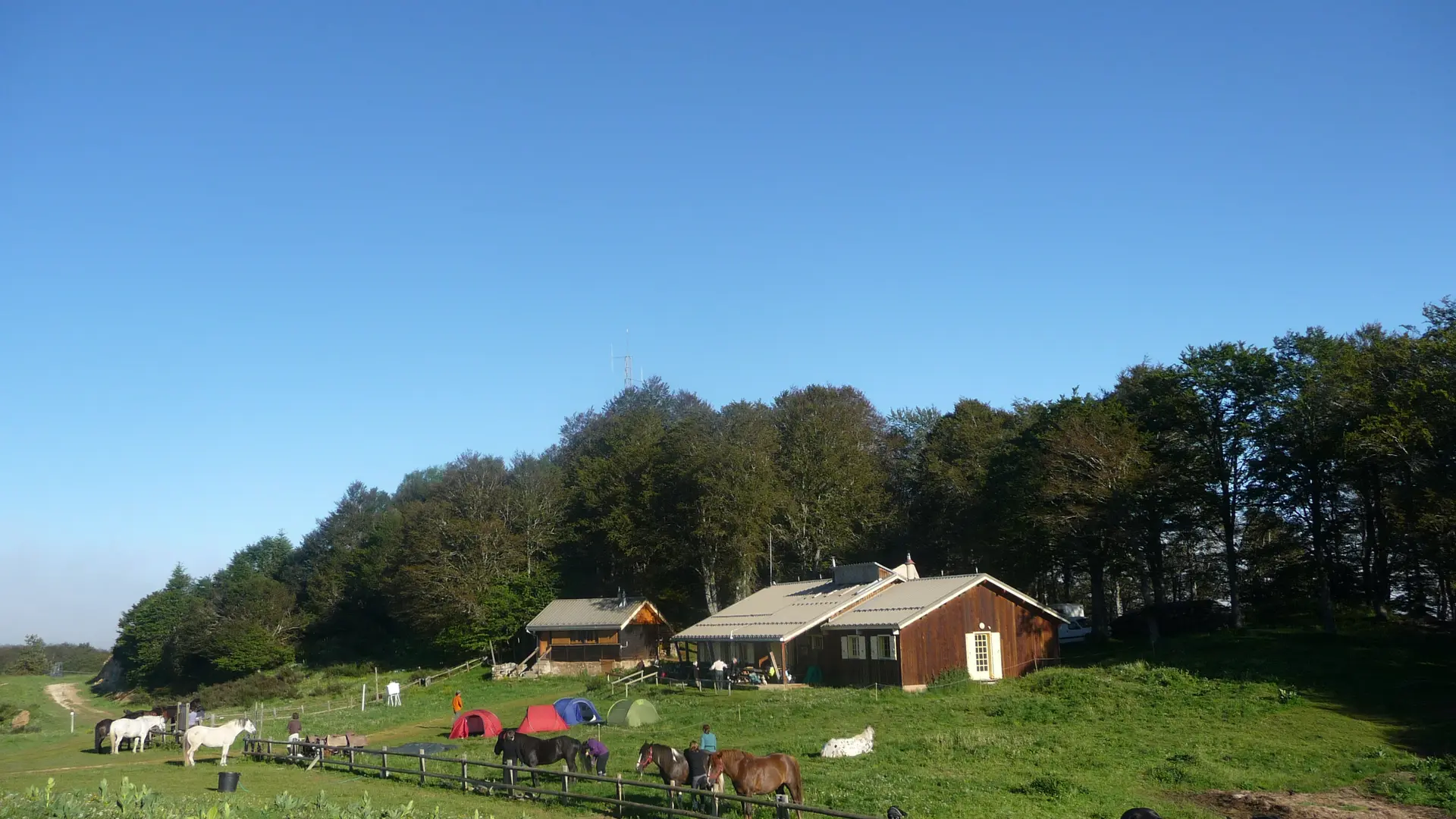 Vue sur le refuge en été